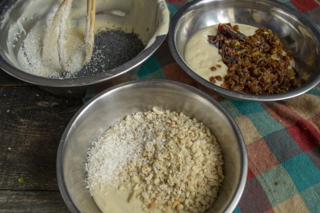 Делим тесто на три части. В первую вмешиваем мак и кокос, во вторую — изюм с финиками, в третью — рубленые орехи с кокосом. Делим тесто на три части. В первую вмешиваем мак и кокос, во вторую — изюм с финиками, в третью — рубленые орехи с кокосом.