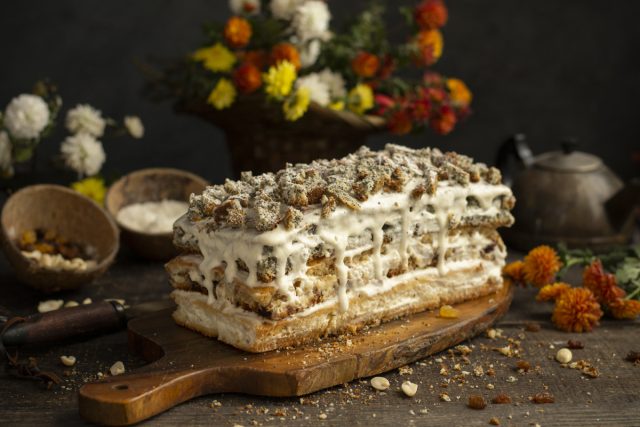 Пышный пирог на сметане – как быстро испечь трёхслойный пирог в одной форме Пышный пирог на сметане – как быстро испечь трёхслойный пирог в одной форме