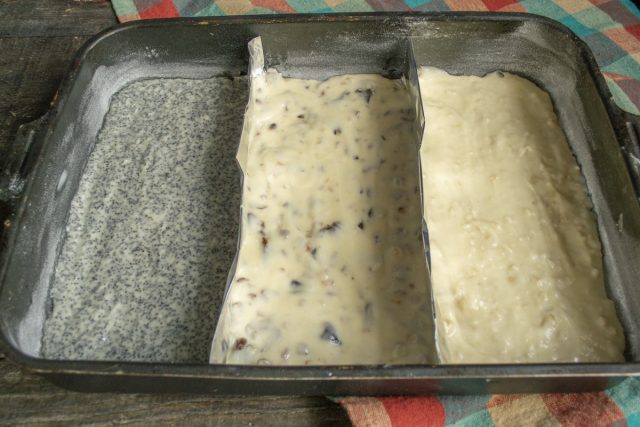 Смазываем форму маслом, присыпаем мукой и устанавливаем перегородки из фольги. Заполняем отсеки разными видами теста, разравнивая поверхность лопаткой Смазываем форму маслом, присыпаем мукой и устанавливаем перегородки из фольги. Заполняем отсеки разными видами теста, разравнивая поверхность лопаткой