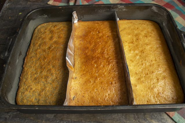 Выпекаем коржи при 180 градусах 35-40 минут на среднем уровне. Выпекаем коржи при 180 градусах 35-40 минут на среднем уровне.