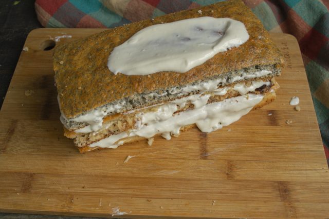 Достаем коржи, снимаем фольгу и подрезаем края для ровности. Смешиваем жирную сметану с сахаром, промазываем каждый корж кремом и собираем пирог стопкой Достаем коржи, снимаем фольгу и подрезаем края для ровности. Смешиваем жирную сметану с сахаром, промазываем каждый корж кремом и собираем пирог стопкой