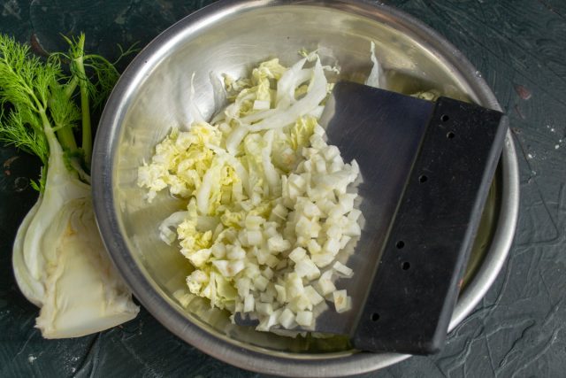 Нарезаем клубень фенхеля маленькими аккуратными кубиками. Нарезаем клубень фенхеля маленькими аккуратными кубиками.