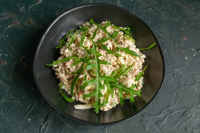 Тщательно перемешиваем все ингредиенты с заправкой до однородности. Выкладываем салат горкой, украшаем свежей руколой и сразу подаем закуску к столу. Тщательно перемешиваем все ингредиенты с заправкой до однородности. Выкладываем салат горкой, украшаем свежей руколой и сразу подаем закуску к столу.