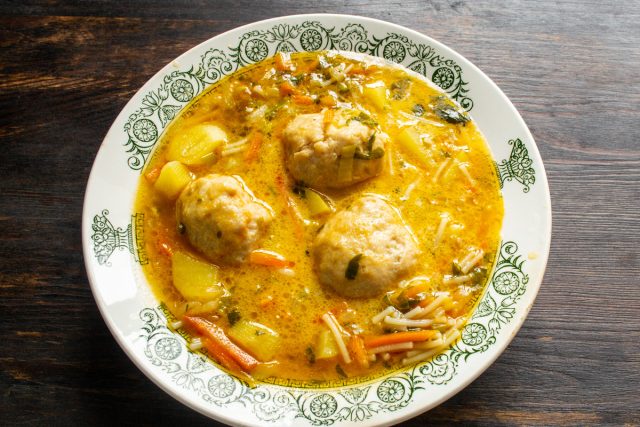 Раскладываем по тарелкам фрикадельки (по 3–4 шт.), перчим и посыпаем свежей петрушкой. Подаем блюдо к столу сразу же, пока оно горячее и ароматное.