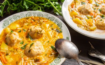 Суп с фрикадельками и вермишелью