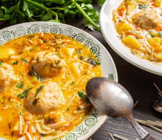 Суп с фрикадельками и вермишелью