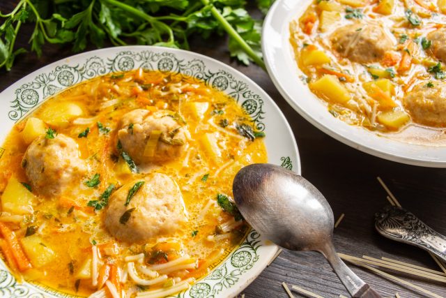 Суп с фрикадельками и вермишелью