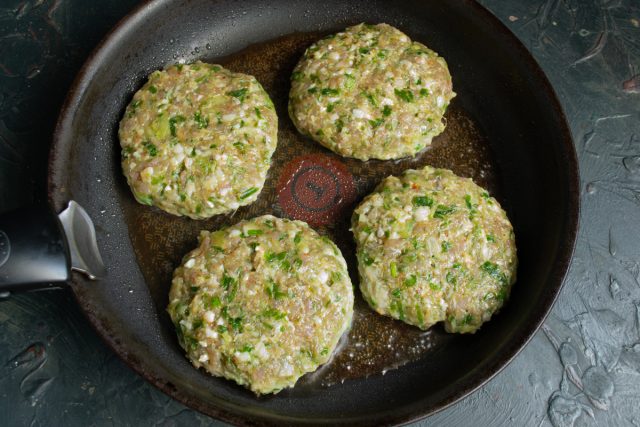Разогреваем сковороду с маслом и выкладываем котлеты. Жарим на среднем огне пять минут с одной стороны до образования устойчивой румяной корочки снизу. Разогреваем сковороду с маслом и выкладываем котлеты. Жарим на среднем огне пять минут с одной стороны до образования устойчивой румяной корочки снизу.