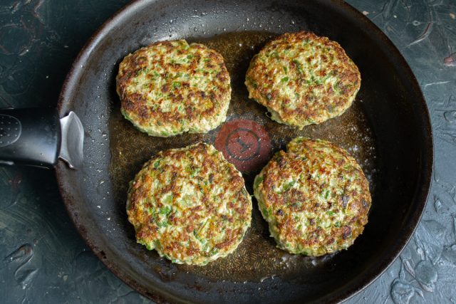 Переворачиваем изделия и жарим еще пять минут. Проверяем готовность нажатием пальца: упругая поверхность означает, что мясо внутри полностью прожарилось. Переворачиваем изделия и жарим еще пять минут. Проверяем готовность нажатием пальца: упругая поверхность означает, что мясо внутри полностью прожарилось.