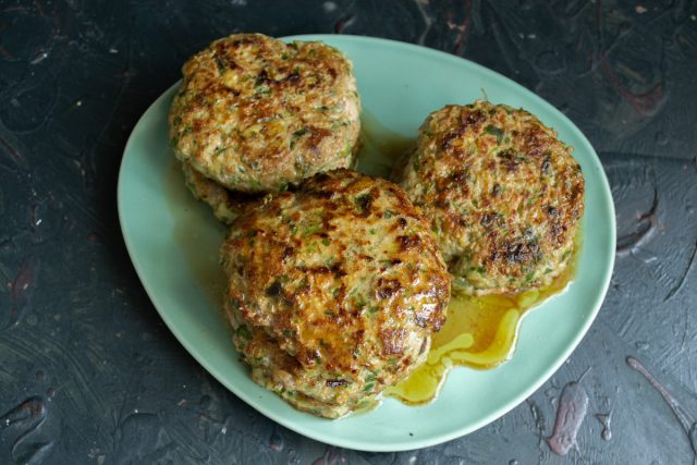 Снимаем готовые котлеты со сковороды и даем им отдохнуть несколько минут перед подачей. Снимаем готовые котлеты со сковороды и даем им отдохнуть несколько минут перед подачей.