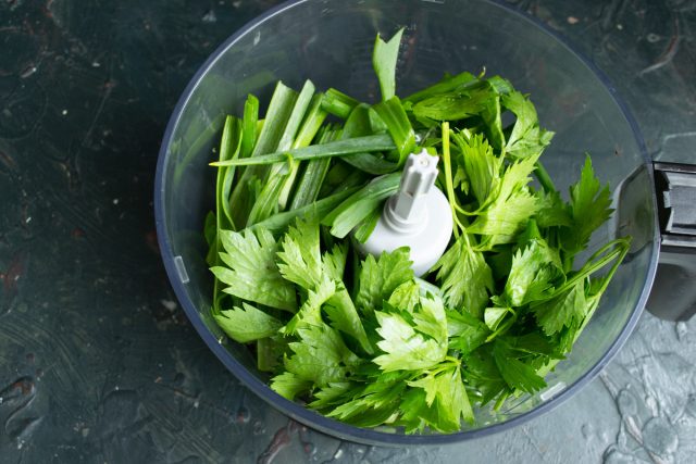Нарезаем свежую зелень петрушки и добавляем ее в чашу к луку. Вливаем туда же отмеренное количество холодной воды Нарезаем свежую зелень петрушки и добавляем ее в чашу к луку. Вливаем туда же отмеренное количество холодной воды