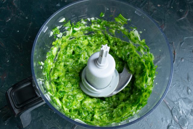 Пробиваем зелень с водой в блендере в импульсном режиме несколько минут. Добиваемся консистенции кашицы с небольшими кусочками, не превращая массу в пюре. Пробиваем зелень с водой в блендере в импульсном режиме несколько минут. Добиваемся консистенции кашицы с небольшими кусочками, не превращая массу в пюре.
