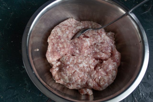 Выкладываем в глубокую миску охлажденный свиной фарш с содержанием жира около 30%. Выкладываем в глубокую миску охлажденный свиной фарш с содержанием жира около 30%.