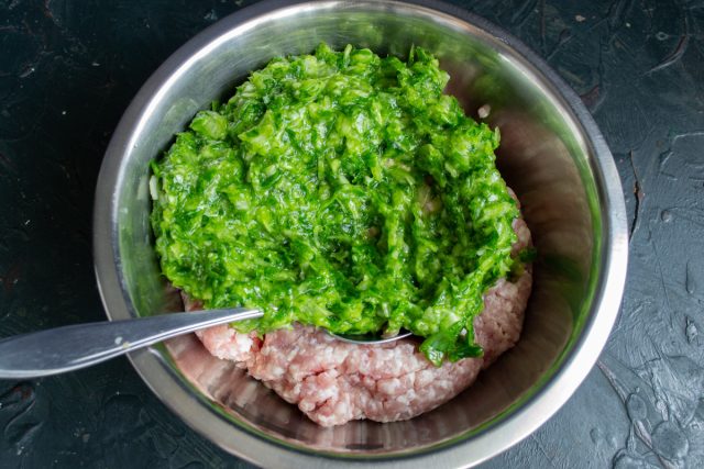 Перекладываем к мясу измельченную луковую массу вместе с жидкостью. Перекладываем к мясу измельченную луковую массу вместе с жидкостью.