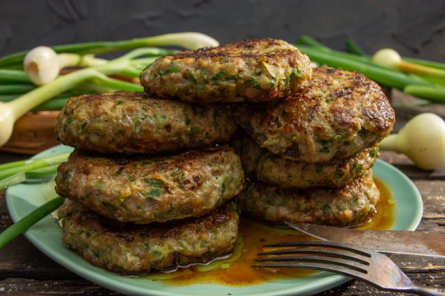 Свиные котлеты с зеленым луком – самые сочные котлеты Свиные котлеты с зеленым луком – самые сочные котлеты