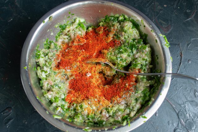 Тщательно вымешиваем фарш руками в течение пяти минут до вязкости. Всыпаем к фаршу молотую копченую паприку и сухую приправу для мяса, например, карри.