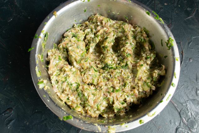 Тщательно вымешиваем фарш руками в течение пяти минут до вязкости. Тщательно вымешиваем фарш руками в течение пяти минут до вязкости.