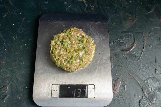 Делим мясную массу на равные части и влажными руками формируем круглые котлеты-шайбы. Делим мясную массу на равные части и влажными руками формируем круглые котлеты-шайбы.