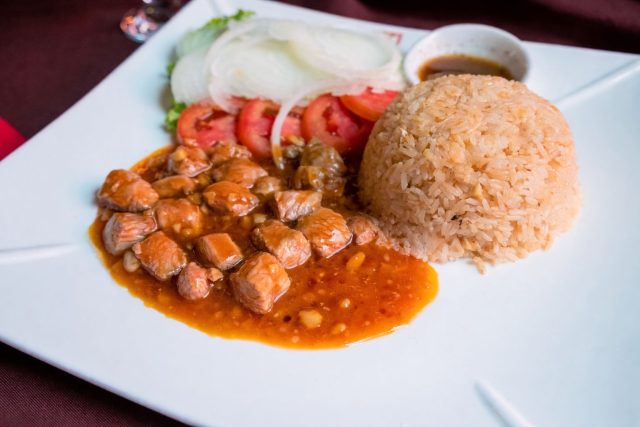 Камбоджийский лок лак сочетает обжаренную говядину в устрично-соевом соусе с рисом и свежими овощами. Главный акцент — соус из лайма и чёрного перца, который разрезает жирность мяса и добавляет чёткий контраст.