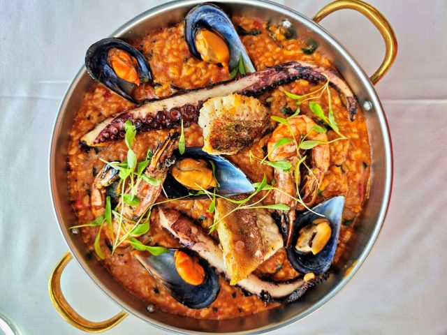 Португальский арроз де мариску — более жидкий рис с морепродуктами, почти на грани густого супа. Рис варится в бульоне из мидий и креветок, вкус насыщенный морем и томатной кислотностью, подаётся сразу после приготовления.