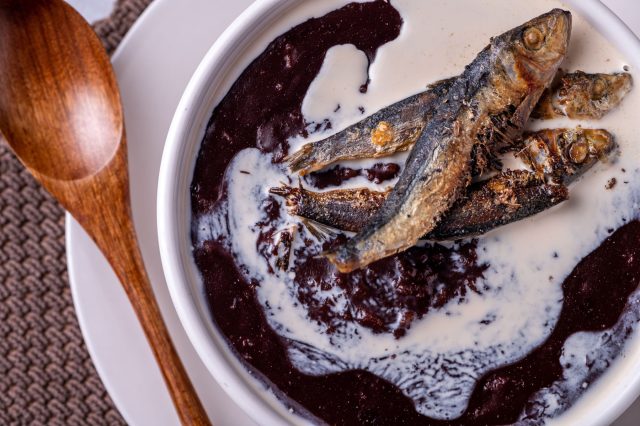 Филиппинский чампоррао — густая рисовая каша на кокосовом молоке с какао, сочетающая сладость и лёгкую горчинку. Не совсем десерт и не полноценный обед, а плотный, тёплый завтрак с необычным характером.