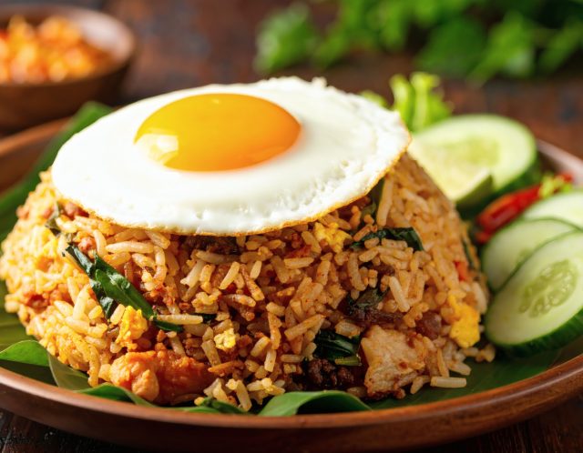 Индонезийский наси горенг готовят из вчерашнего риса на сильном огне с кечап манис и терасы. Карамелизированная сладость соуса и умами креветочной пасты создают насыщенный, слегка дымный вкус.