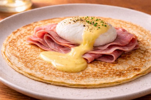 Аристократичный завтрак, где важна эстетика. Солоноватая ветчина, нежный белок пашот и густой голландский соус. Секрет — не смешивать всё сразу: жидкий желток служит естественным соусом при разрезании. Аристократичный завтрак, где важна эстетика. Солоноватая ветчина, нежный белок пашот и густой голландский соус. Секрет — не смешивать всё сразу: жидкий желток служит естественным соусом при разрезании.