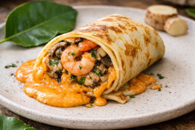 Необычная кремовая острота: сливочный сыр смягчает резкость пасты, создавая пикантный соус. Грибы и креветки пропитываются этим вкусом, напоминая густую версию знаменитого тайского супа, завернутую в тесто. Необычная кремовая острота: сливочный сыр смягчает резкость пасты, создавая пикантный соус. Грибы и креветки пропитываются этим вкусом, напоминая густую версию знаменитого тайского супа, завернутую в тесто.