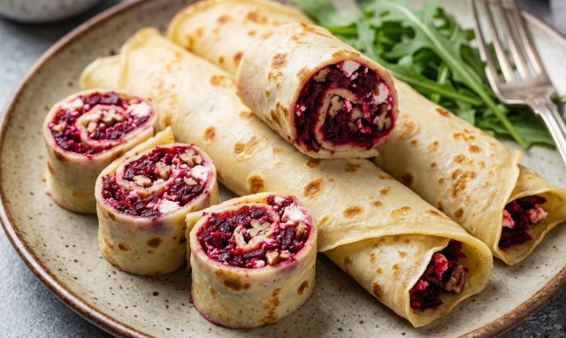 Сладковатая, землистая свекла и характерный, чуть резкий вкус козьего сыра — классическая пара. Орехи пекан добавляют маслянистости и сладковатого послевкусия, делая эту закуску похожей на ресторанное блюдо. Сладковатая, землистая свекла и характерный, чуть резкий вкус козьего сыра — классическая пара. Орехи пекан добавляют маслянистости и сладковатого послевкусия, делая эту закуску похожей на ресторанное блюдо.