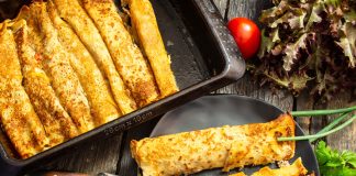 Блины с фаршем запеченные в сметанном соусе