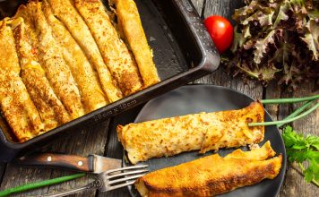 Блины с фаршем запеченные в сметанном соусе