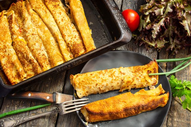 Блины с фаршем запеченные в сметанном соусе