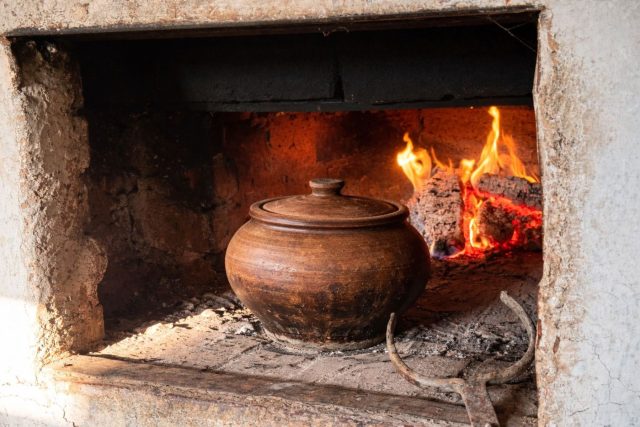 Русская печь работала как природная медленноварка. Томление при мягком тепле сохраняло витамины, делало пищу легкоусвояемой и превращало простые продукты в по-настоящему питательные блюда, которые согревали и насыщали надолго.