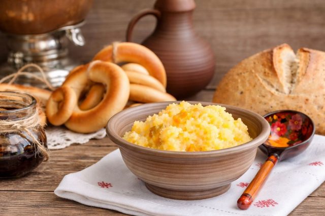 Гречка, овёс, ячмень и пшено кормили страну веками. Каши давали медленную энергию, насыщали без переедания и поддерживали силы при тяжёлом физическом труде — от рассвета до заката, в жару и мороз.