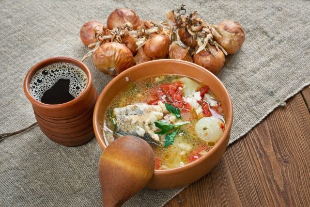 Рыба была главным источником белка в постные дни. Её солили, вялили, варили и пекли в пирогах. Она легко усваивалась, давала силы и поддерживала здоровье сердца задолго до появления слова «омега-3».