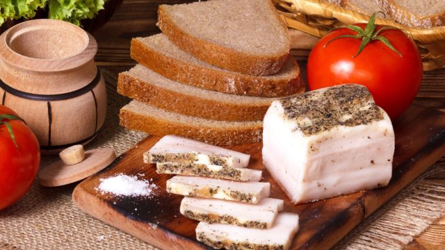 Мясо ели нечасто — в праздники и особые дни. Зато ценили каждый кусок. Сало и мясные блюда давали концентрированную энергию, помогая пережить морозы и тяжёлую работу на открытом воздухе.