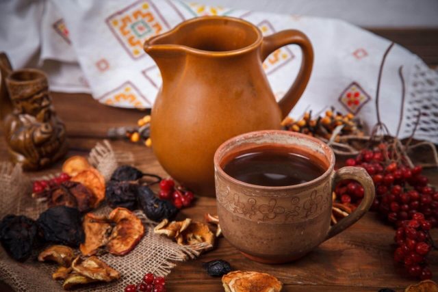 Квас был «жидким хлебом»: утолял жажду, насыщал и поддерживал силы. Травяные отвары лечили, а горячий сбитень согревал зимой лучше любого чая, сочетая мёд, тепло и силу трав.