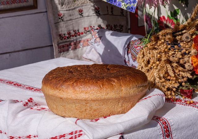 Рацион наших предков складывался из климата, постов и тяжёлого труда. Злаки, рыба, овощи и заготовки веками создавали систему, способную прокормить в морозы и не дать ослабнуть весной.