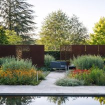 Зоны уединения формируют не только с помощью растений: для создания приватности здесь используют различные типы декоративных ширм и жестких ограждений.