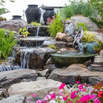 В садах звуков и ароматерапии пространство воздействует на все чувства сразу: здесь можно отдохнуть, наслаждаясь мелодичным журчанием воды и погружаясь в облако благоухающих цветов.