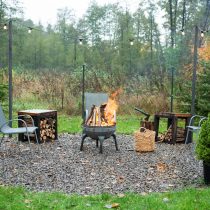 «Садовые очаги и зоны барбекю — лучший способ перенести жизнь из дома на свежий воздух. А единый стиль мощения и теплая подсветка делают это пространство уютным не только жарким летом, но и прохладными вечерами