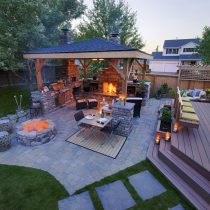 Главный герой сезона — натуральный камень. Открытая кухня, выполненная из этого материала, позволяет построить сад буквально "на века": это не только эстетика, связывающая интерьер с экстерьером, но и абсолютная безопасность и малуходность