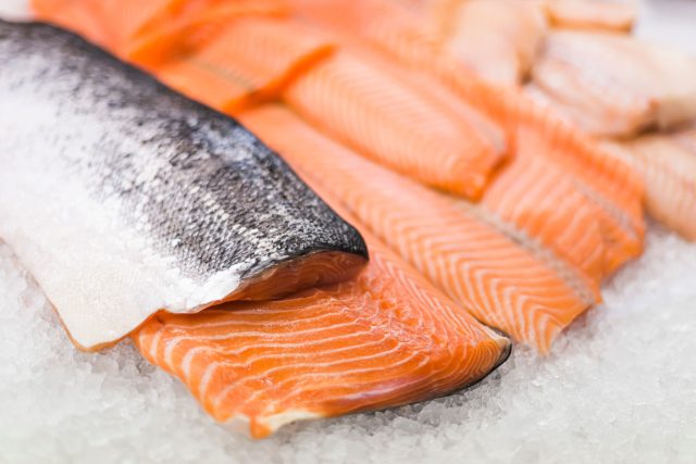 Рыбе нужен лёд или 0...+1 °C. В обычном холодильнике она живёт 1–2 дня. Если вакуум — вскрывайте сразу, без кислорода опасен ботулизм.