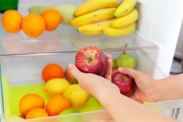 Не кладите всё в один ящик. Яблоки и томаты выделяют этилен, убивающий огурцы и зелень. Храните их отдельно. А чтобы бананы не перезрели, оберните плодоножки плёнкой — именно оттуда выходит 90% газа, запускающего порчу.