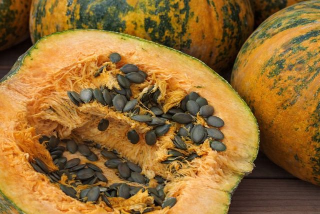 Голосемянная тыква ценится прежде всего за необычные семена без твёрдой оболочки, которые можно есть сразу после извлечения. Эта тыква выращивается ради урожая питательных семечек — их сушат, добавляют в блюда или используют для получения ароматного масла. Голосемянная тыква ценится прежде всего за необычные семена без твёрдой оболочки, которые можно есть сразу после извлечения. Эта тыква выращивается ради урожая питательных семечек — их сушат, добавляют в блюда или используют для получения ароматного масла.