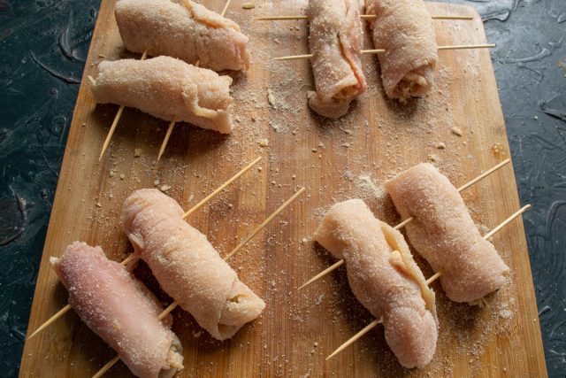 Предварительно замачиваем бамбуковые шпажки в холодной воде на 20 минут. Нанизываем рулетики попарно на две параллельные шпажки для фиксации формы.