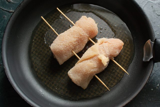 Разогреваем сковороду с растительным маслом. Быстро обжариваем рулетики на сильном огне с двух сторон до образования золотистой хрустящей корочки.