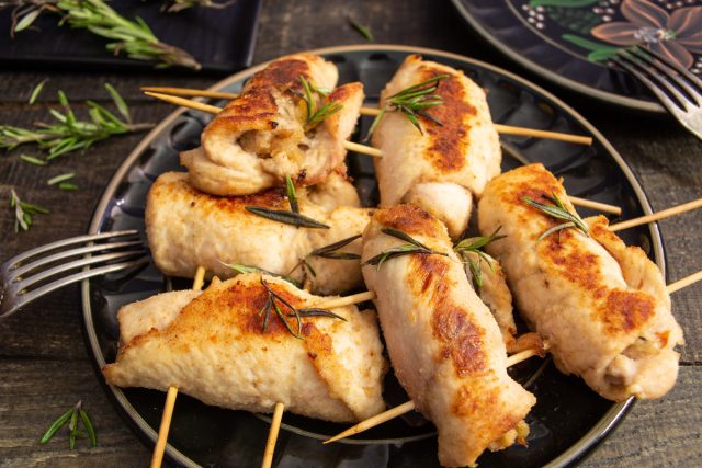 Куриные рулетики с начинкой в духовке