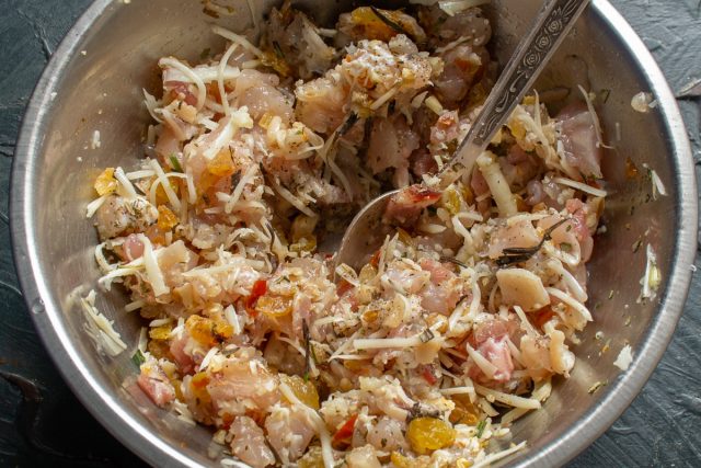 Тщательно вымешиваем фарш руками или лопаткой до равномерного распределения всех вкусовых добавок. Убираем готовую массу в холодильник для плотности.