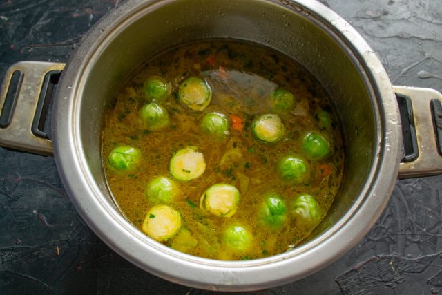 Заливаем овощную базу горячим процеженным куриным бульоном и доводим суп до кипения. Добавляем соль и немного сахара для баланса томатной кислоты. Заливаем овощную базу горячим процеженным куриным бульоном и доводим суп до кипения. Добавляем соль и немного сахара для баланса томатной кислоты.